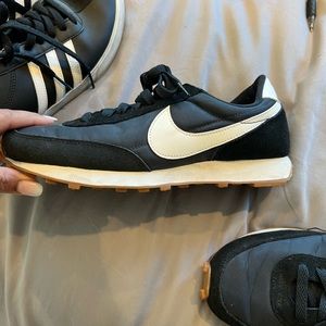 Nike daybreak ? I think these ads say break black white and red. Size 8